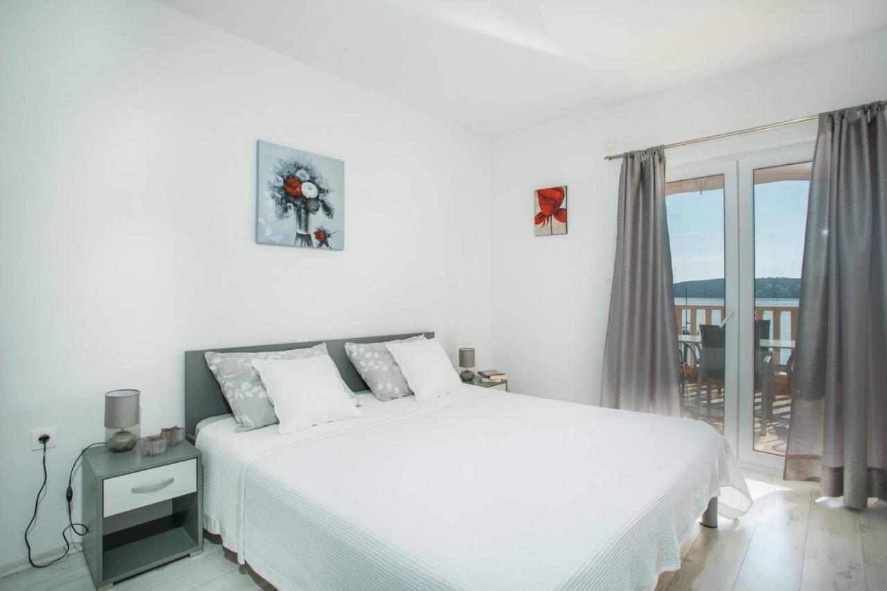 Kaja - Right Next To The Beach Trogir Exterior photo