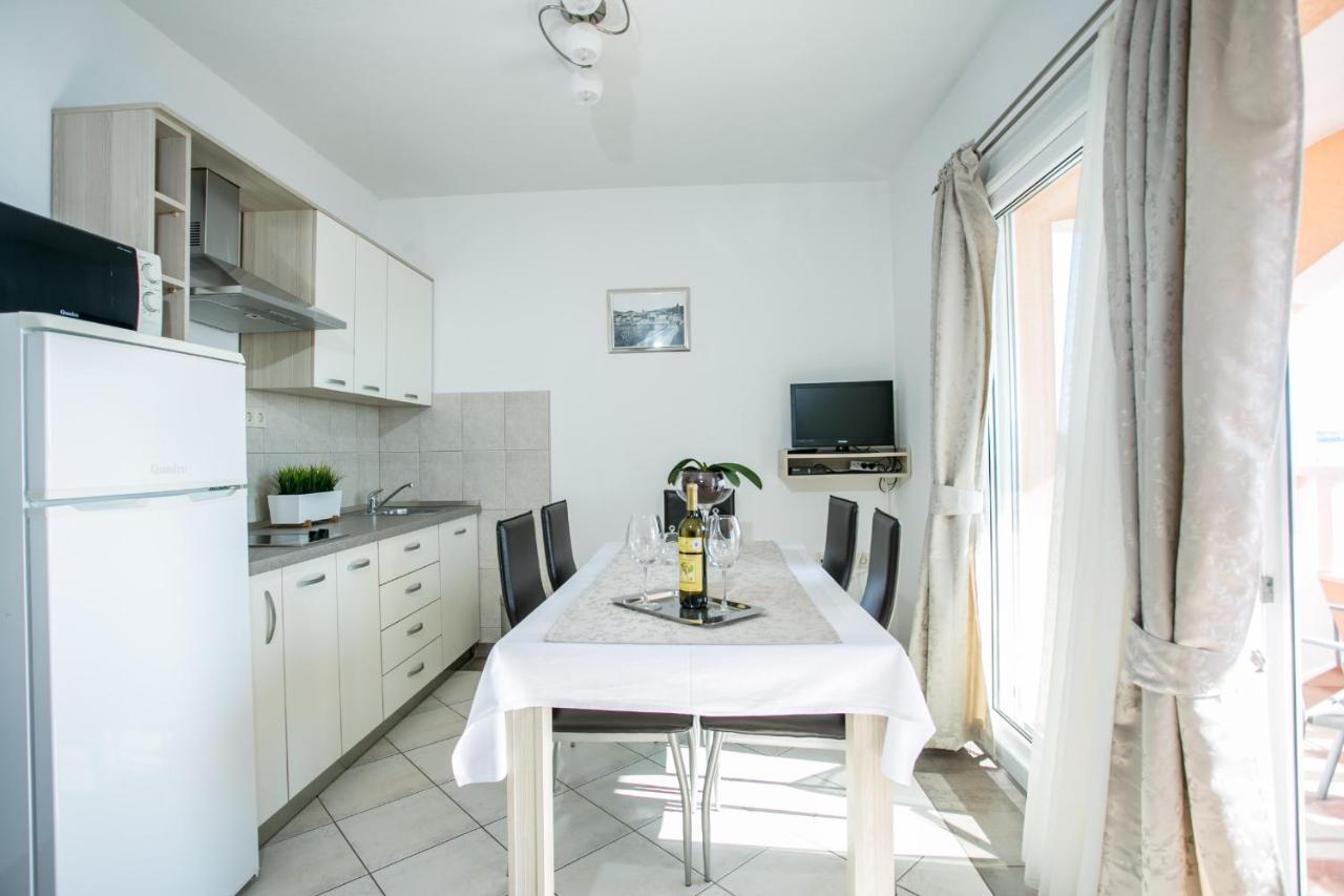 Kaja - Right Next To The Beach Trogir Exterior photo